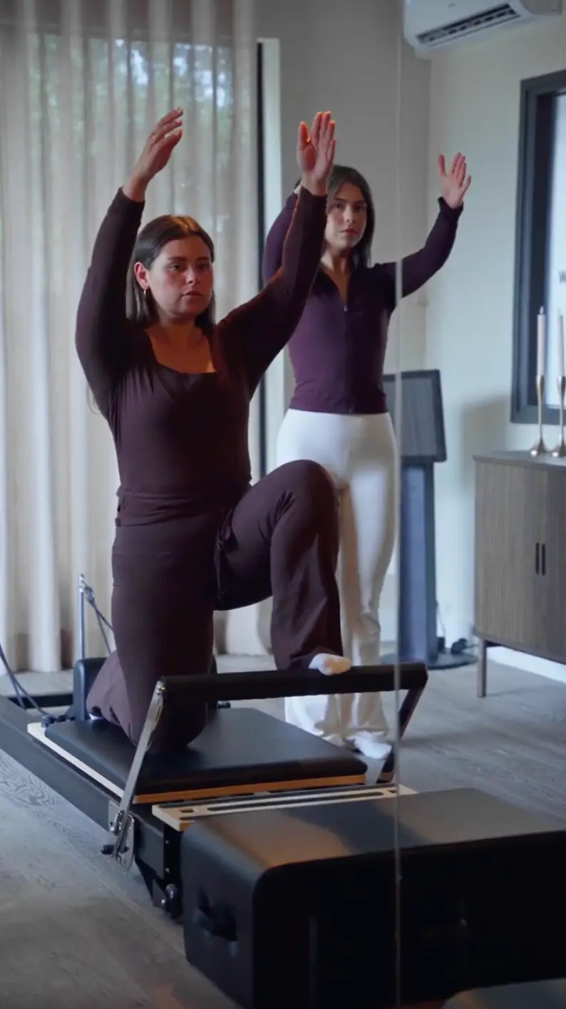 1-op-1 pilates personal training. Trainster doet oefening voor en klant doet mee.